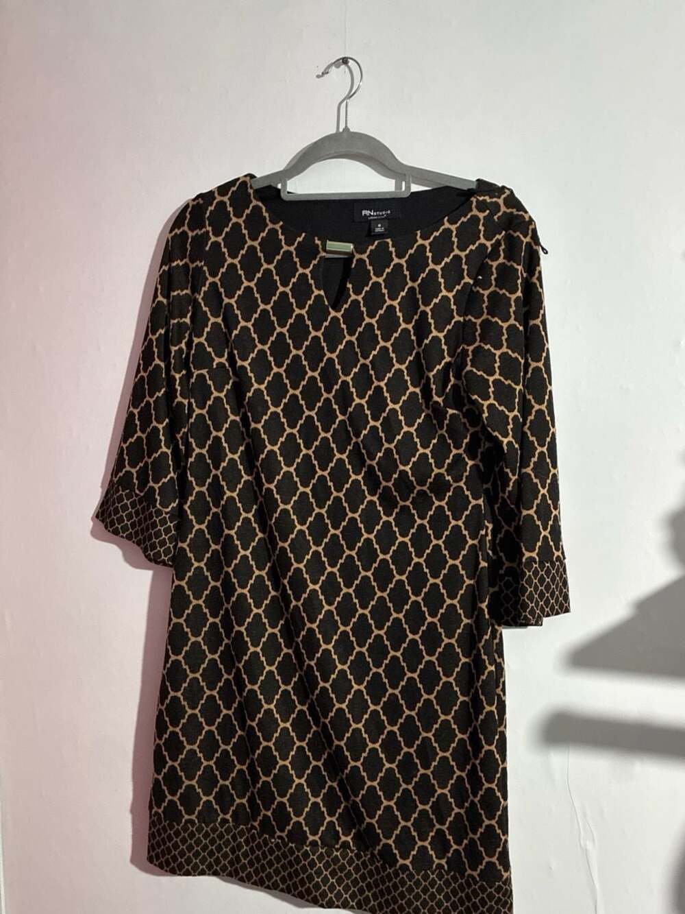 RN Studio by Ronni Nicole Black and Gold Geometric Trellis 3/4 Sleeve Shift Dres